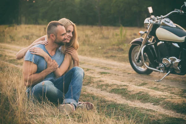Ταξίδια και αγάπη, πάθος, ποδήλατο δρόμου. Ζευγάρι στην αγάπη στο δρόμο με μια μοτοσικλέτα. Αγόρι και κορίτσι στην αγάπη. — Φωτογραφία Αρχείου