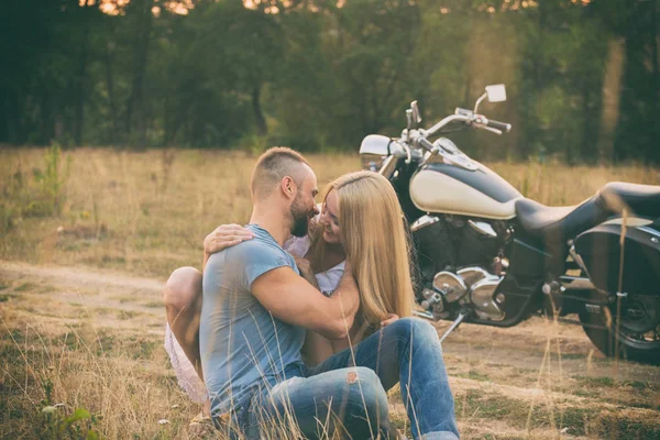 旅行や愛、情熱、自転車道路。バイクで道路上の愛のカップル。少年と少女の愛. — ストック写真