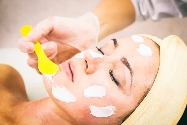Cosmetische gezichtsbehandeling in de spa. — Stockfoto