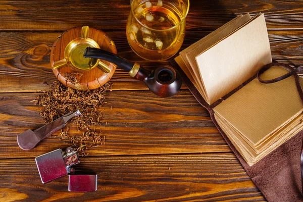 Background smoking pipe on a wooden background. — Stock Photo, Image