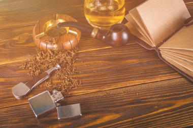 Arka plan yasaktır boru ahşap arka plan üzerinde.