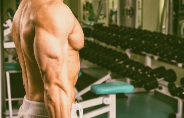 Spor salonunda vücut geliştirme