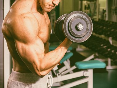 Spor salonunda vücut geliştirme