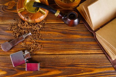 Arka plan yasaktır boru ahşap arka plan üzerinde.