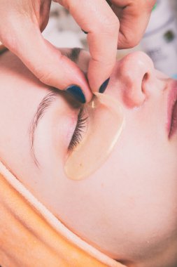 Kadın bir kozmetik prosedür alır