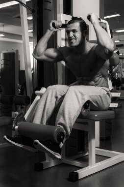 Jimnastik salonu kas vücut ile güçlü