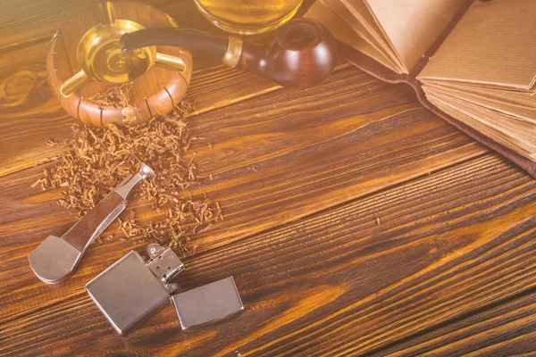 Arka plan yasaktır boru ahşap arka plan üzerinde.