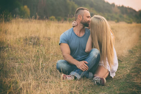 Voyage et amour, passion, route cyclable. Couple amoureux sur la route avec une moto. Garçon et fille en amour . — Photo