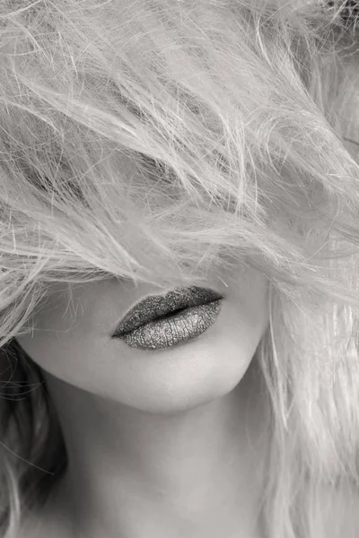 Blond skönhet mode på ett svartvitt foto. — Stockfoto