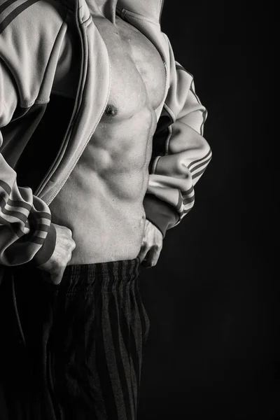 Kaslı erkek vücut karanlık bir arka plan üzerinde. — Stok fotoğraf