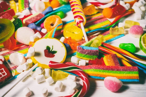 renkli şekerler ve arka plan olarak reçel