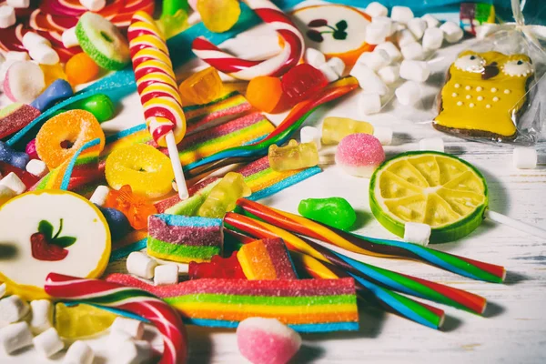 renkli şekerler ve arka plan olarak reçel