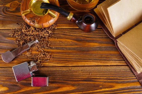 Arka plan yasaktır boru ahşap arka plan üzerinde.