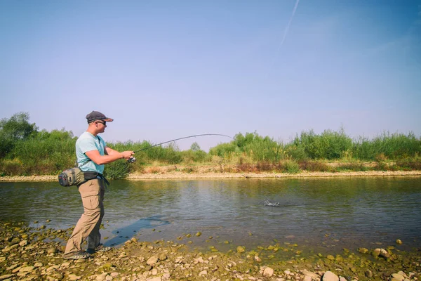 Pesca de truchas en el río —  Fotos de Stock