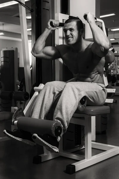 Jimnastik salonu kas vücut ile güçlü