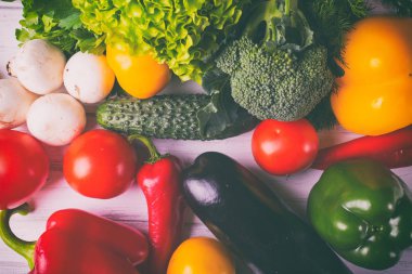 Ahşap beyaz arka plan üzerinde muz