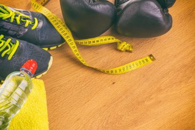 Boks eldivenleri, havlu ve su. Tüm fitness