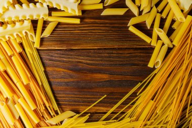 Ahşap arka planda farklı türde makarna.