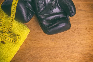 Boks eldivenleri, havlu ve su. Tüm fitness