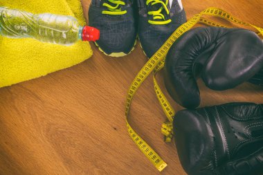 Boks eldivenleri, havlu ve su. Tüm fitness