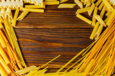 Ahşap arka planda farklı türde makarna.