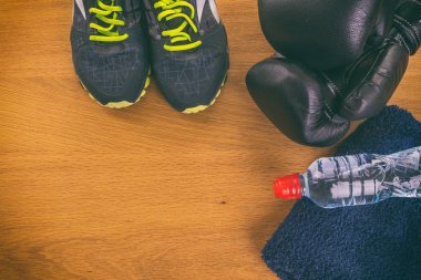 Boks eldivenleri, havlu ve su. Tüm fitness