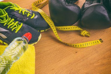 Boks eldivenleri, havlu ve su. Tüm fitness