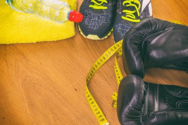 Boks eldivenleri, havlu ve su. Tüm fitness