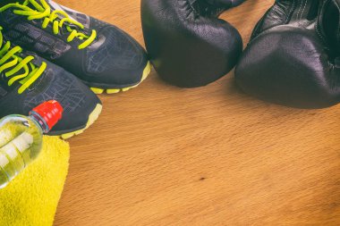 Boks eldivenleri, havlu ve su. Tüm fitness