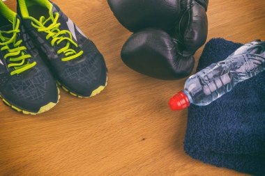 Boks eldivenleri, havlu ve su. Tüm fitness