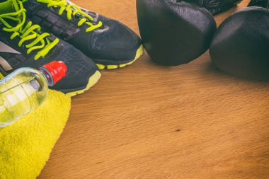 Boks eldivenleri, havlu ve su. Tüm fitness