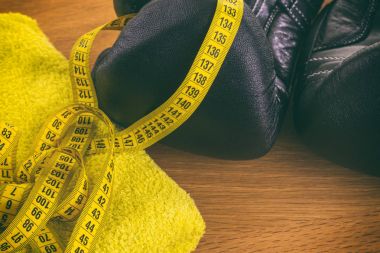 Boks eldivenleri, havlu ve su. Tüm fitness