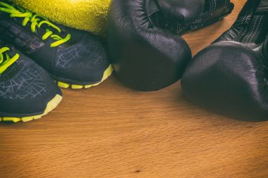 Boks eldivenleri, havlu ve su. Tüm fitness