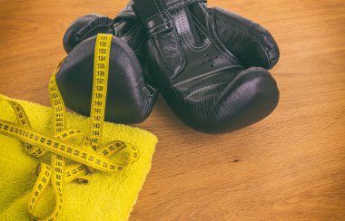 Boks eldivenleri, havlu ve su. Tüm fitness