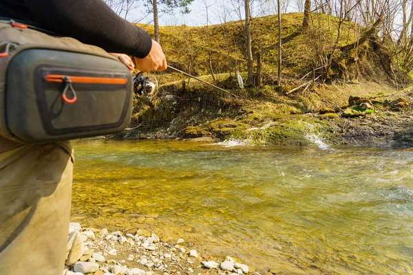 Pesca de truchas en un río de montaña — Foto de Stock