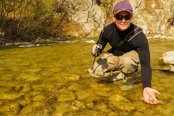 Forellenfischen in einem Gebirgsfluss — Stockfoto