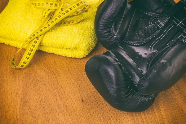Boxningshandskar, en handduk och vatten. Alla fitness — Stockfoto