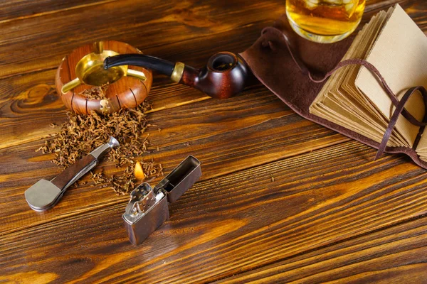 Smoking pipe and notebook on the table — Stock Photo, Image