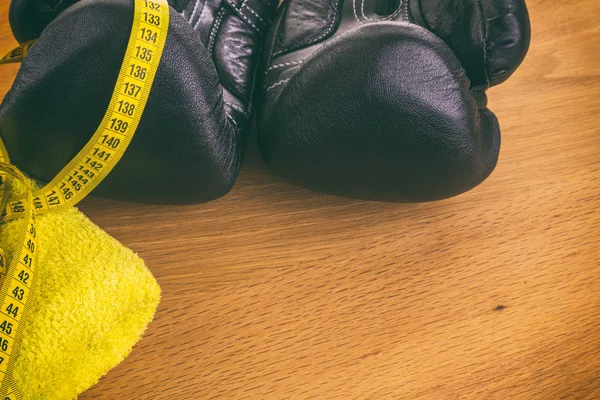 Boxing gloves, a towel and water. All fitness — Stock Photo, Image