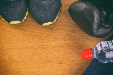 Boks eldivenleri, havlu ve su. Tüm fitness