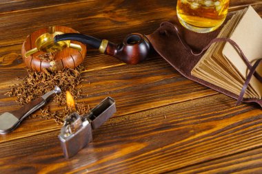 Sigara boru ve masanın üstünde defter