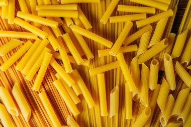 Ahşap arka planda farklı türde makarna.