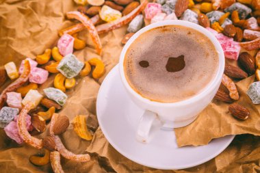 Bir tablo ve kakao fincan kurutulmuş meyve