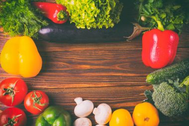 Ahşap arka plan üzerinde farklı organik sebze. Sağlıklı yemek