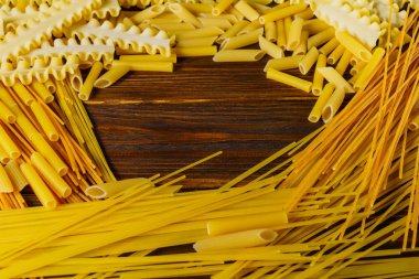 Ahşap arka planda farklı türde makarna.