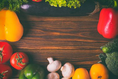 Ahşap arka plan üzerinde farklı organik sebze. Sağlıklı yemek