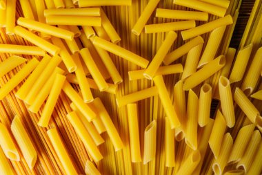 Ahşap arka planda farklı türde makarna.