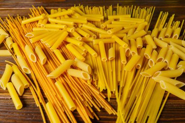 Ahşap arka planda farklı türde makarna.