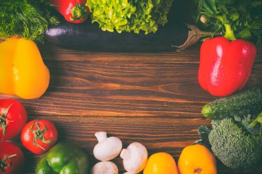 Ahşap arka plan üzerinde farklı organik sebze. Sağlıklı yemek