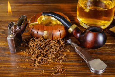 Sigara boru ve masanın üstünde defter